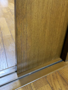 床と建具のリペア工事です