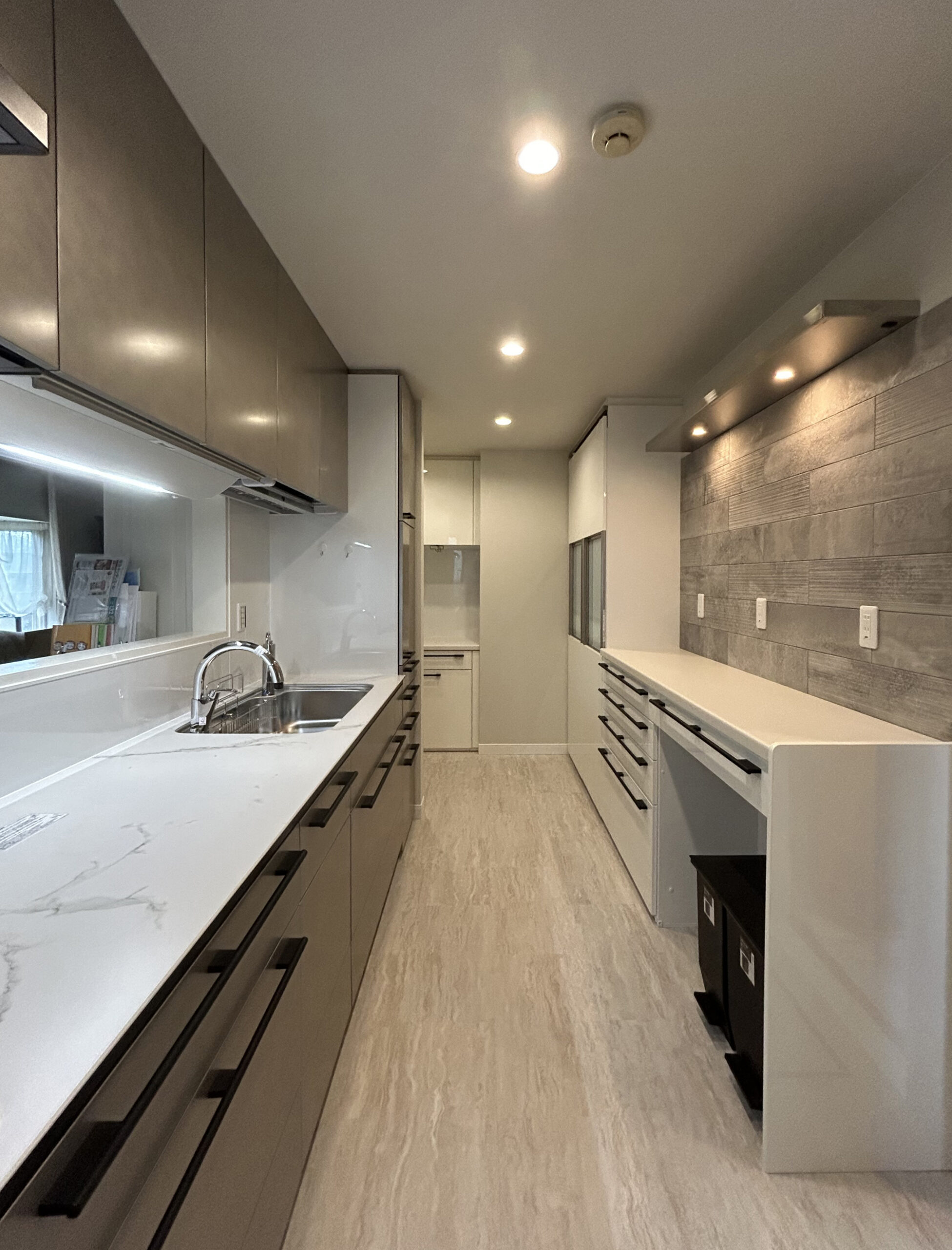 すっきり片付く　収納たっぷりのＩ型キッチン