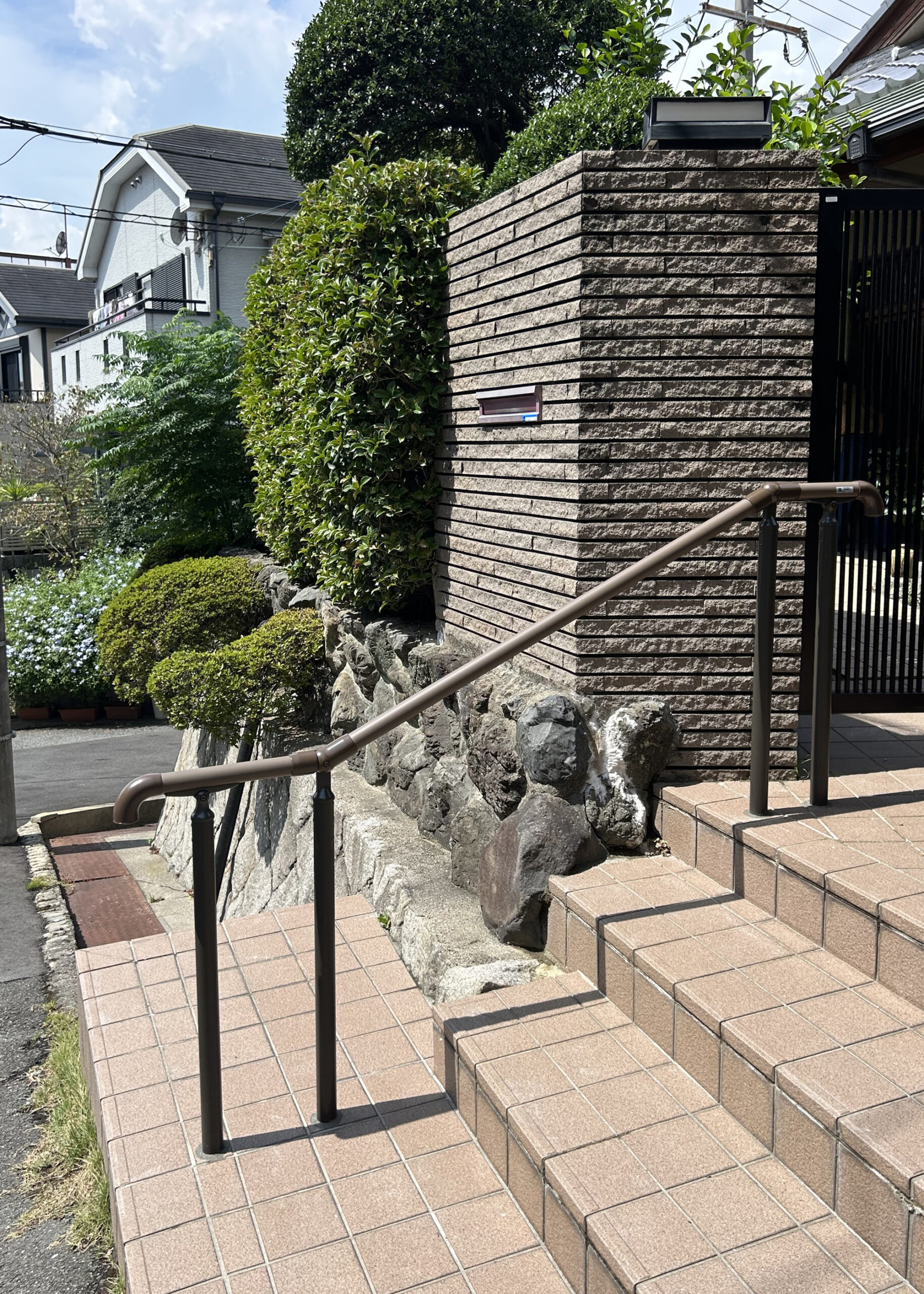 お出かけを安全に　外部手すりの取付け